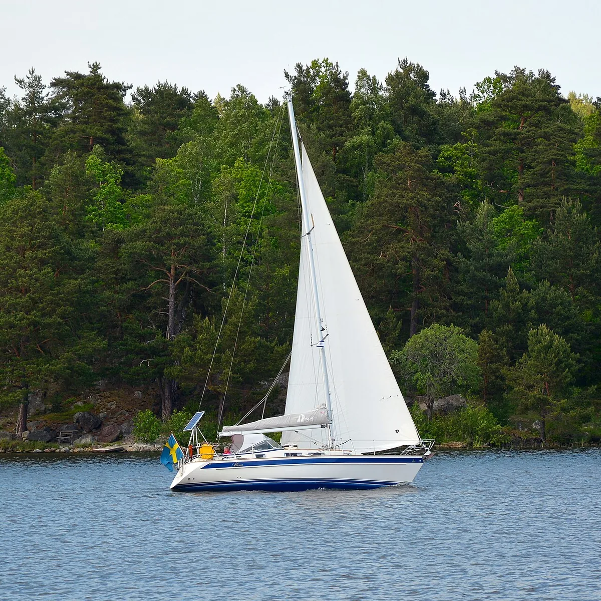 Fotografia de um exemplar de Hallberg-Rassy 34