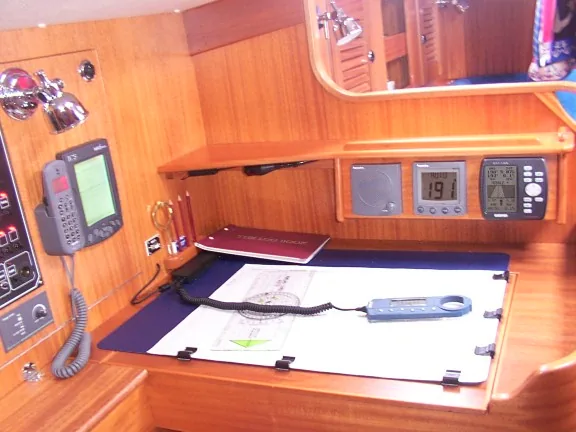 Interior de um Hallberg-Rassy 36, com mesa de cartas.