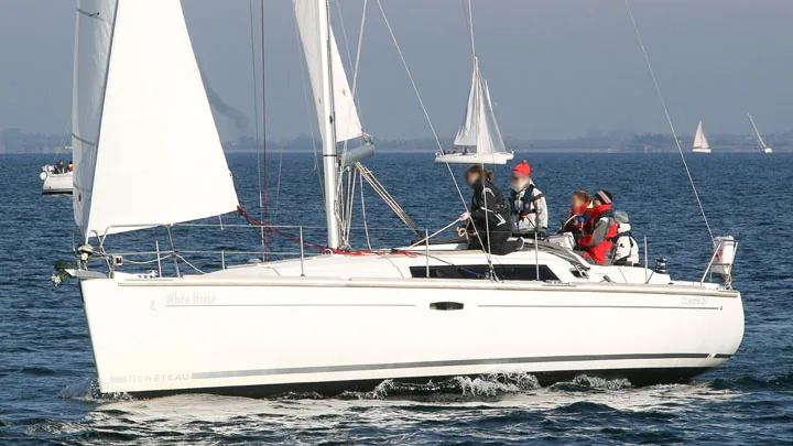Fotografia de um exemplar de Beneteau 37
