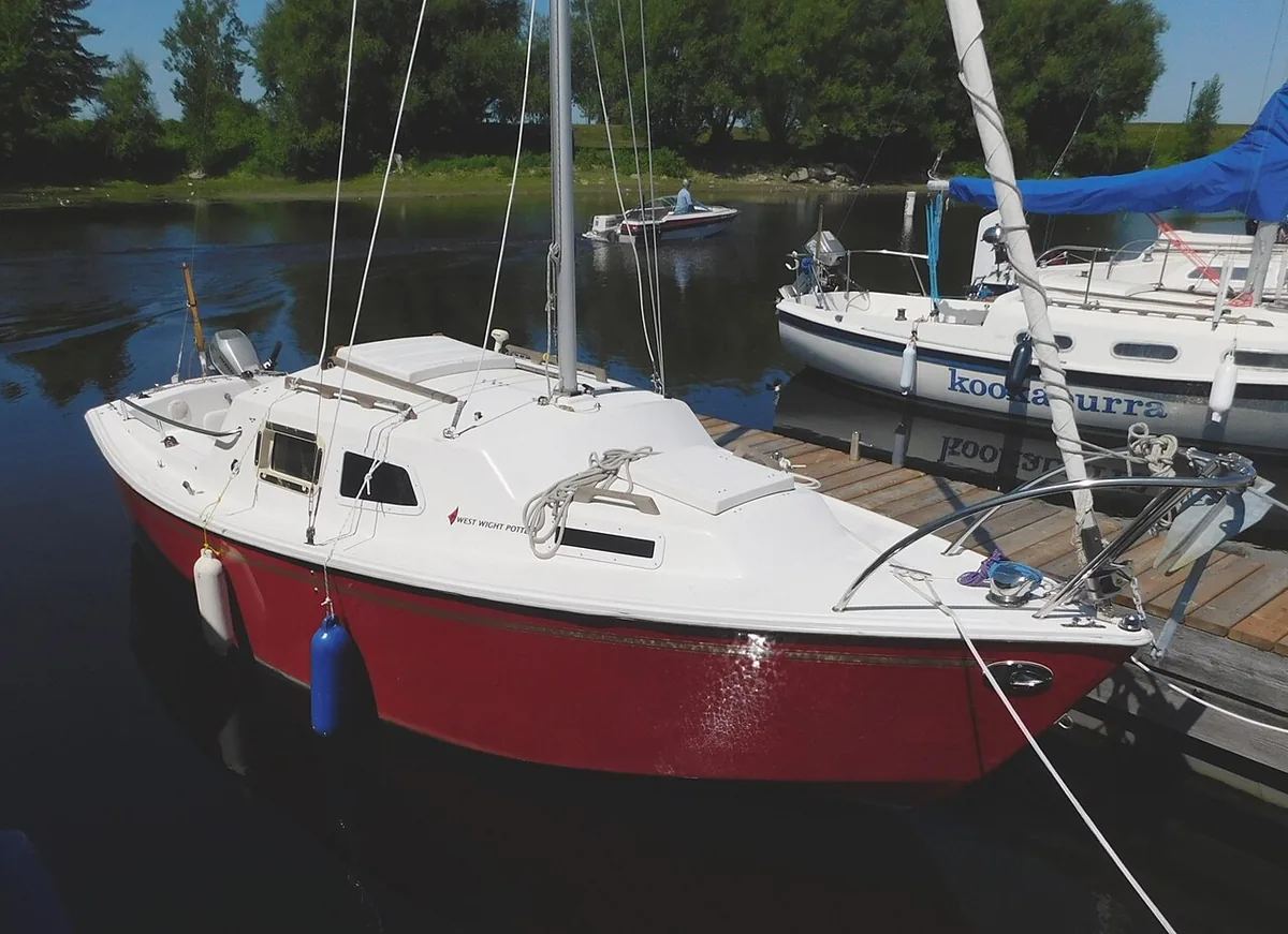 Fotografia de um exemplar de International Marine West Wight Potter 19