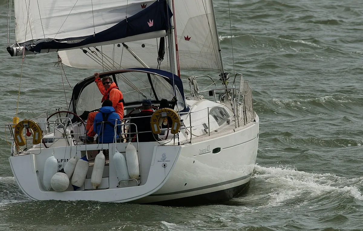 Fotografia de um exemplar de Beneteau 43