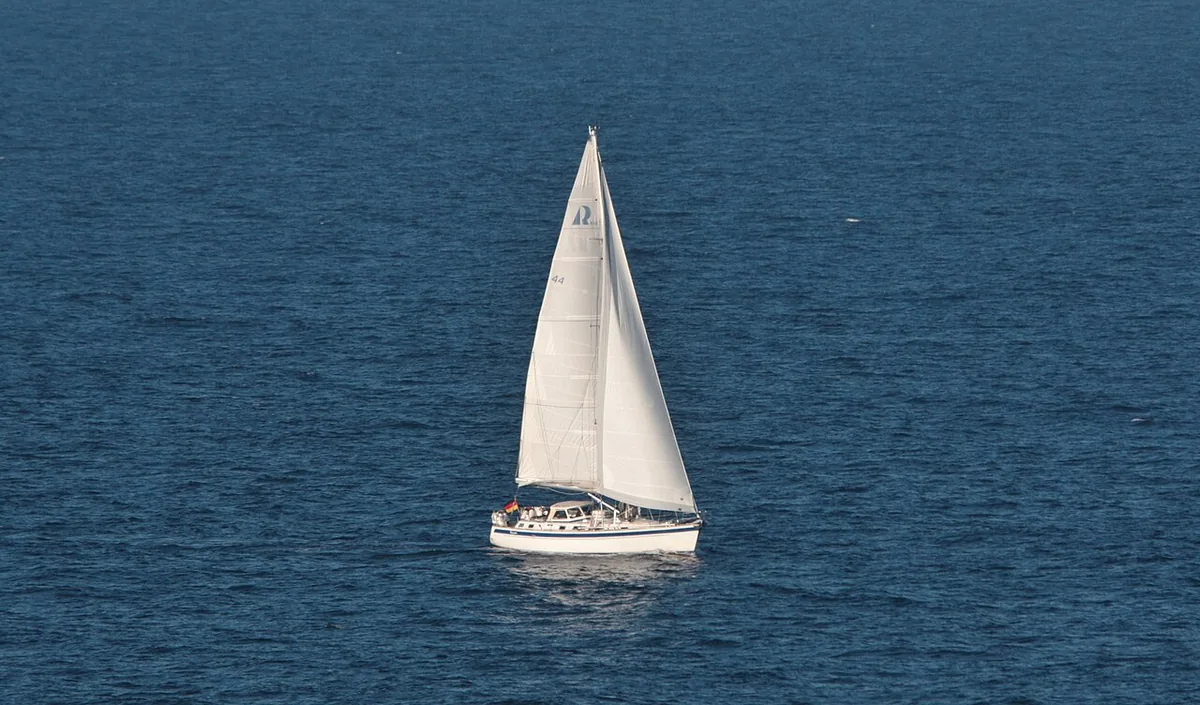 Fotografia de um exemplar de Hallberg-Rassy 48